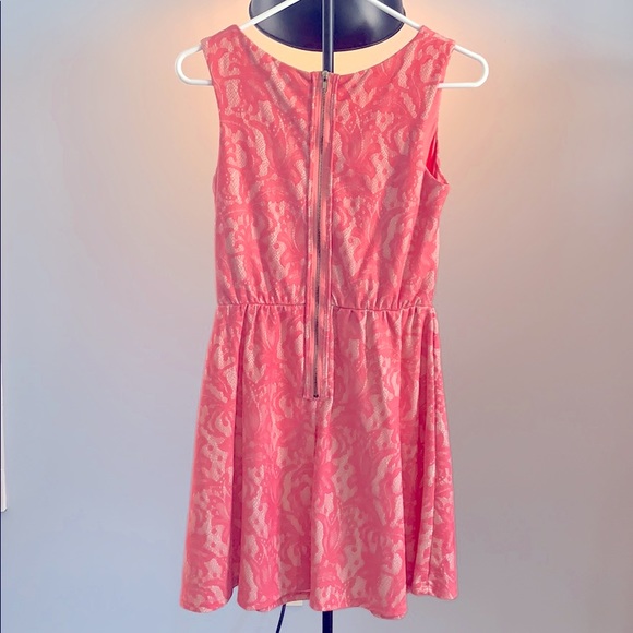 Pink lace dress - Picture 2 of 4